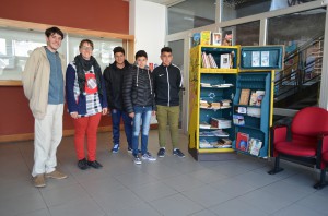 Biblioheladera del programa CECAP–CES en el hall de la sede universitaria.